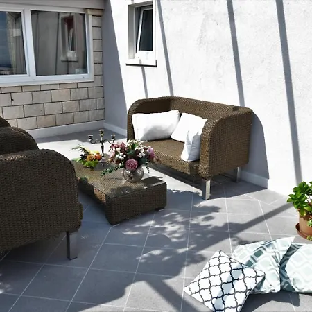 Holiday Laura * Postira