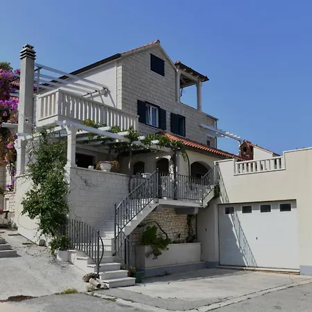 Holiday Laura * Postira