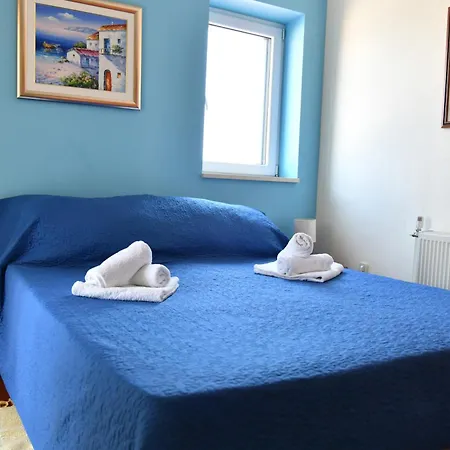 Holiday Laura * Postira